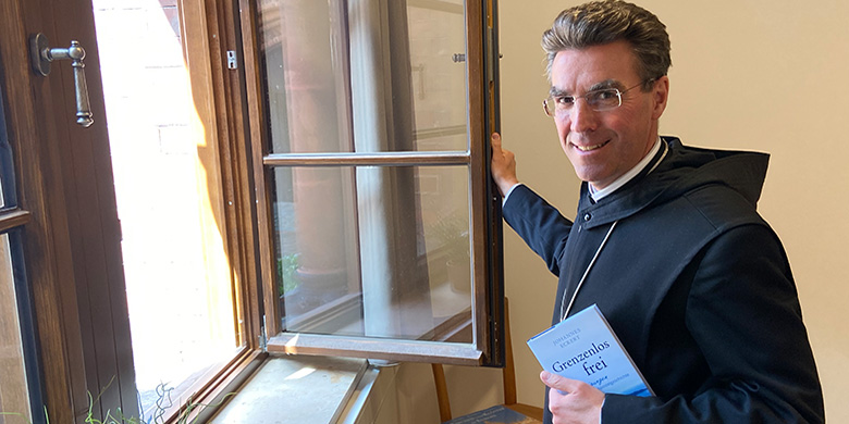 Abt Johannes Eckert mit seinem neuen Buch: Grenzenlos frei.